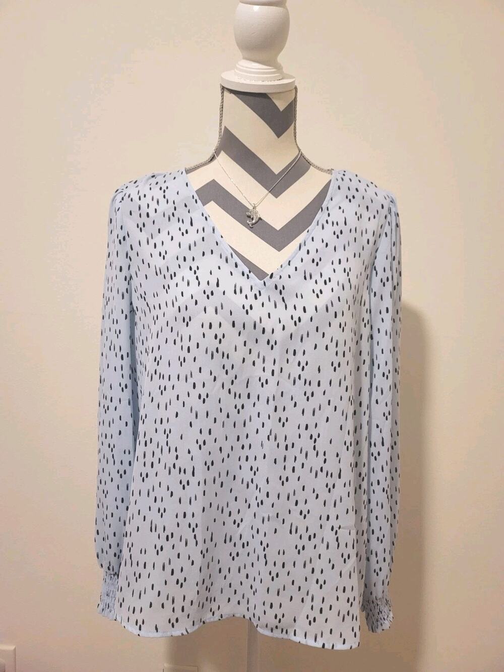 Worthington Sz M Baby Blue Long Sleeve Blouse V-Neck Relaxed Tunic Abstract Work